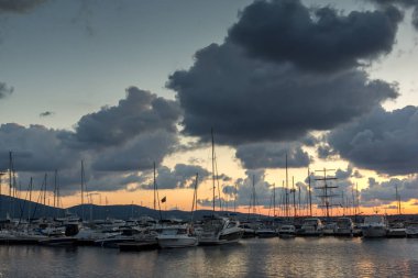 Sozopol, Bulgaristan - 12 Temmuz 2016: Süzebolu bağlantı noktası, Burgaz bölge, Bulgaristan günbatımında