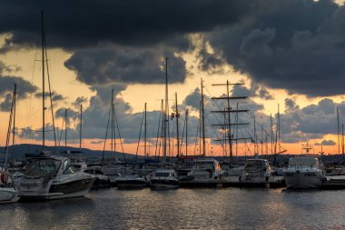 Sozopol, Bulgaristan - 12 Temmuz 2016: Süzebolu bağlantı noktası, Burgaz bölge, Bulgaristan günbatımında