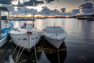 Sozopol, Bulgaristan - 12 Temmuz 2016: Süzebolu bağlantı noktası, Burgaz bölge, Bulgaristan günbatımında