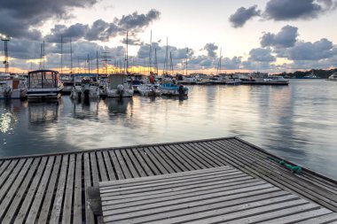Sozopol, Bulgaristan - 12 Temmuz 2016: Süzebolu bağlantı noktası, Burgaz bölge, Bulgaristan günbatımında