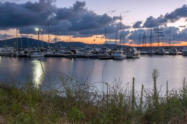 Sozopol, Bulgaristan - 12 Temmuz 2016: Süzebolu bağlantı noktası, Burgaz bölge, Bulgaristan günbatımında