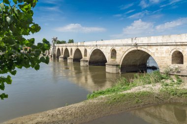 Edirne, Türkiye - 26 Mayıs 2018: Ortaçağ Köprüsü'nden Edirne şehri, Doğu Trakya, Türkiye'de Meriç Nehri üzerinden Osmanlı İmparatorluğu döneminde