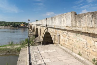 Edirne, Türkiye - 26 Mayıs 2018: Ortaçağ Köprüsü'nden Edirne şehri, Doğu Trakya, Türkiye'de Meriç Nehri üzerinden Osmanlı İmparatorluğu döneminde