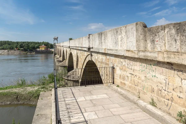 Edirne, Türkiye - 26 Mayıs 2018: Ortaçağ Köprüsü'nden Edirne şehri, Doğu Trakya, Türkiye'de Meriç Nehri üzerinden Osmanlı İmparatorluğu döneminde