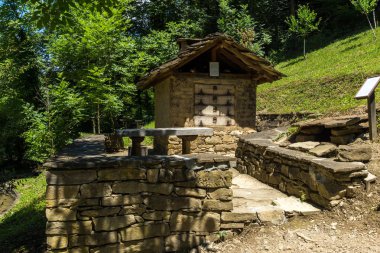 Mimari etnografik kompleksi EDDR (Etara) yakınındaki şehir Gabrovo, Bulgaristan