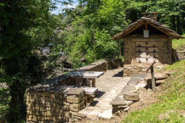 Mimari etnografik kompleksi EDDR (Etara) yakınındaki şehir Gabrovo, Bulgaristan