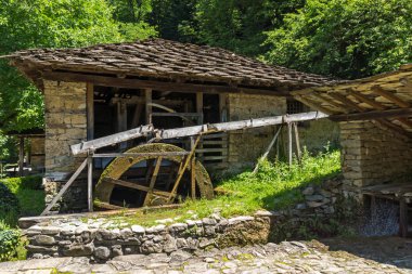 Mimari etnografik kompleksi EDDR (Etara) yakınındaki şehir Gabrovo, Bulgaristan