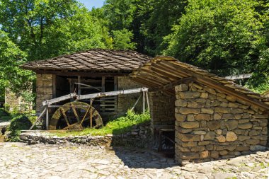 Mimari etnografik kompleksi EDDR (Etara) yakınındaki şehir Gabrovo, Bulgaristan