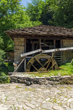 Mimari etnografik kompleksi EDDR (Etara) yakınındaki şehir Gabrovo, Bulgaristan