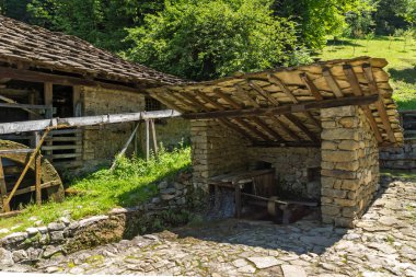 Mimari etnografik kompleksi EDDR (Etara) yakınındaki şehir Gabrovo, Bulgaristan