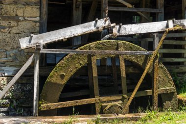 Mimari etnografik kompleksi EDDR (Etara) yakınındaki şehir Gabrovo, Bulgaristan