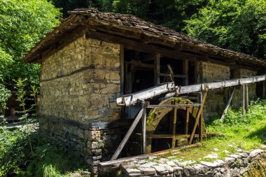 Mimari etnografik kompleksi EDDR (Etara) yakınındaki şehir Gabrovo, Bulgaristan