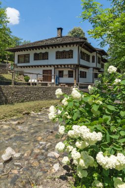 Mimari etnografik kompleksi EDDR (Etara) yakınındaki şehir Gabrovo, Bulgaristan