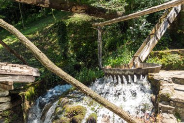 Mimari etnografik kompleksi EDDR (Etara) yakınındaki şehir Gabrovo, Bulgaristan