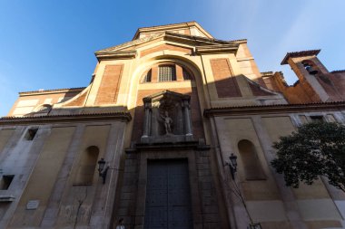 Madrid, İspanya - 23 Ocak 2018: Muhteşem gün batımı görünümü San Sebastian Kilisesi şehir Madrid, İspanya