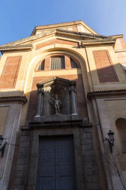 Madrid, İspanya - 23 Ocak 2018: Muhteşem gün batımı görünümü San Sebastian Kilisesi şehir Madrid, İspanya