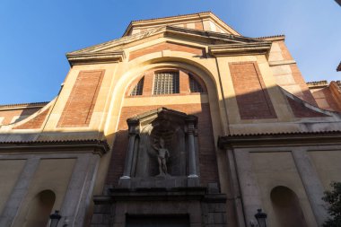 Madrid, İspanya - 23 Ocak 2018: Muhteşem gün batımı görünümü San Sebastian Kilisesi şehir Madrid, İspanya