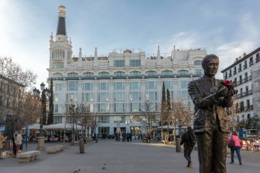 Madrid, İspanya - 23 Ocak 2018: Gün batımı görünümü, Anıt, Federico Garcia Lorca, Plaza Santa Ana şehir, Madrid, İspanya