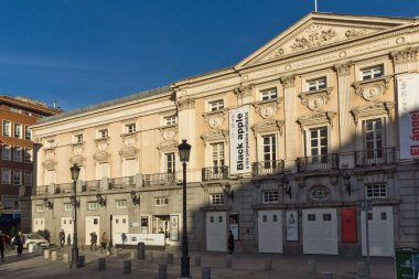 Madrid, İspanya - 23 Ocak 2018: İspanyolca tiyatro Plaza Santa Ana şehir, Madrid, İspanya, cephe