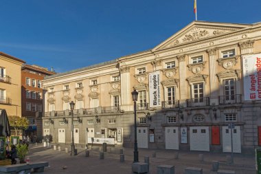 Madrid, İspanya - 23 Ocak 2018: İspanyolca tiyatro Plaza Santa Ana şehir, Madrid, İspanya, cephe