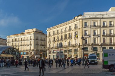Madrid, İspanya - 23 Ocak 2018: Puerta del Sol Madrid, İspanya, insanlar yürüyen gün batımı görünümü