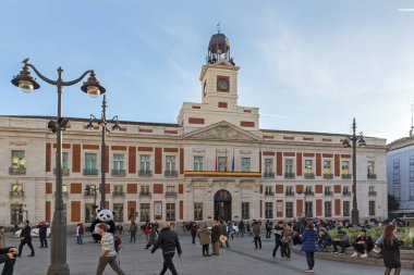 Madrid, İspanya - 23 Ocak 2018: Puerta del Sol Madrid, İspanya, insanlar yürüyen gün batımı görünümü
