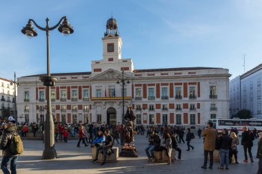 Madrid, İspanya - 23 Ocak 2018: Puerta del Sol Madrid, İspanya, insanlar yürüyen gün batımı görünümü