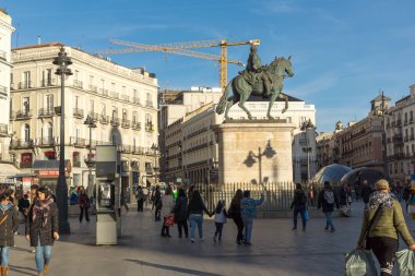 Madrid, İspanya - 23 Ocak 2018: Puerta del Sol Madrid, İspanya, insanlar yürüyen gün batımı görünümü