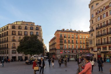 Madrid, İspanya - 23 Ocak 2018: insanlar Callao Meydanı (Plaza del Callao) İspanya'da Madrid şehir yürüyüş gün batımı görünümü