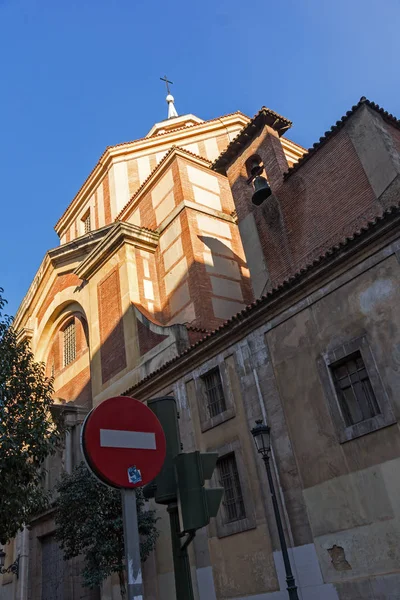 Madrid, İspanya - 23 Ocak 2018: Muhteşem gün batımı görünümü San Sebastian Kilisesi şehir Madrid, İspanya