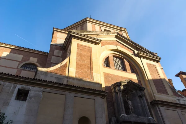 Madrid, İspanya - 23 Ocak 2018: Muhteşem gün batımı görünümü San Sebastian Kilisesi şehir Madrid, İspanya