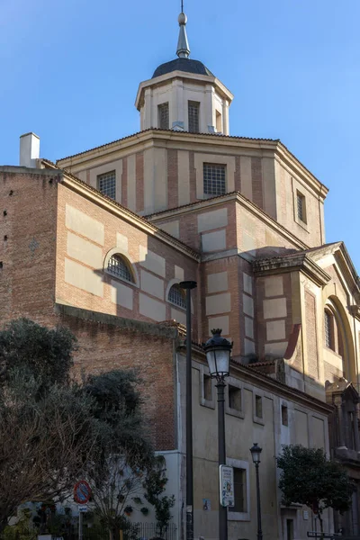 Madrid, İspanya - 23 Ocak 2018: Muhteşem gün batımı görünümü San Sebastian Kilisesi şehir Madrid, İspanya