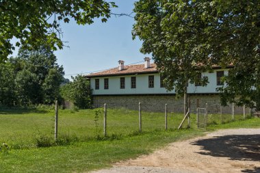 On dokuzuncu yüzyılın binaları Sokolski Manastırı Kutsal Ana Varsayımı, Gabrovo Bölgesi, Bulgaristan