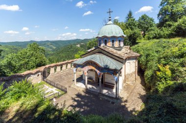 On dokuzuncu yüzyılın binaları Sokolski Manastırı Kutsal Ana Varsayımı, Gabrovo Bölgesi, Bulgaristan