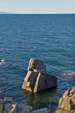 Sozopol, Bulgaristan - 16 Temmuz 2016: Şehir Sozopol, Burgaz bölge, Bulgaristan sahil şeridi taşlara