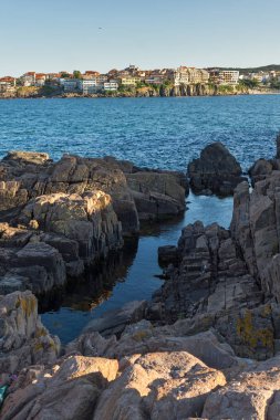 Sozopol, Bulgaristan - 16 Temmuz 2016: Şehir Sozopol, Burgaz bölge, Bulgaristan sahil şeridi taşlara