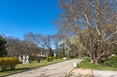 Sandanski, Bulgaristan - 4 Nisan 2018: Park St. Vrach kasaba Sandanski, Bulgaristan bahar görünümü