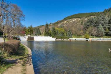 Sandanski, Bulgaristan - 4 Nisan 2018: Bahar bakış göl Park St. Vrach kasaba Sandanski, Bulgaristan