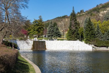 Sandanski, Bulgaristan - 4 Nisan 2018: Bahar bakış göl Park St. Vrach kasaba Sandanski, Bulgaristan