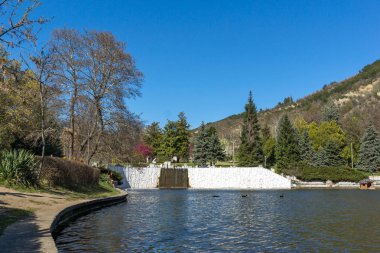 Sandanski, Bulgaristan - 4 Nisan 2018: Bahar bakış göl Park St. Vrach kasaba Sandanski, Bulgaristan