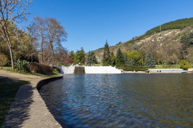 Sandanski, Bulgaristan - 4 Nisan 2018: Bahar bakış göl Park St. Vrach kasaba Sandanski, Bulgaristan
