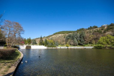 Sandanski, Bulgaristan - 4 Nisan 2018: Bahar bakış göl Park St. Vrach kasaba Sandanski, Bulgaristan