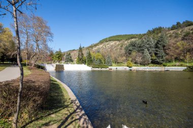 Sandanski, Bulgaristan - 4 Nisan 2018: Bahar bakış göl Park St. Vrach kasaba Sandanski, Bulgaristan