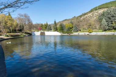 Sandanski, Bulgaristan - 4 Nisan 2018: Bahar bakış göl Park St. Vrach kasaba Sandanski, Bulgaristan