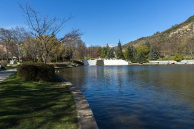 Sandanski, Bulgaristan - 4 Nisan 2018: Bahar bakış göl Park St. Vrach kasaba Sandanski, Bulgaristan