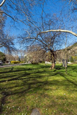 Sandanski, Bulgaristan - 4 Nisan 2018: Park St. Vrach kasaba Sandanski, Bulgaristan bahar görünümü