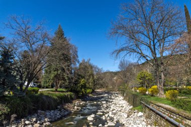 Sandanski, Bulgaristan - 4 Nisan 2018: Sandanska Bistritsa Sandanski, Bulgaristan kasabanın içinden geçen nehir