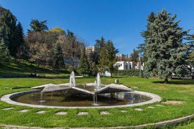 Sandanski, Bulgaristan - 4 Nisan 2018: Park St. Vrach kasaba Sandanski, Bulgaristan bahar görünümü