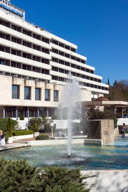 Sandanski, Bulgaristan - 4 Nisan 2018: Merkezi ve yaya cadde ve Interhotel Sandanski, Sandanski, Bulgaristan şehirdeki