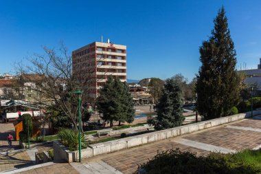 Sandanski, Bulgaristan - 4 Nisan 2018: Merkezi ve yaya cadde ve Interhotel Sandanski, Sandanski, Bulgaristan şehirdeki